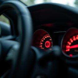 Voyant de Batterie Allumé : Identifier les Causes et Trouver les Solutions Efficaces